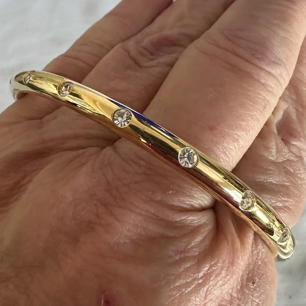Goldtone bangle with inset etoile Austrian crystal
